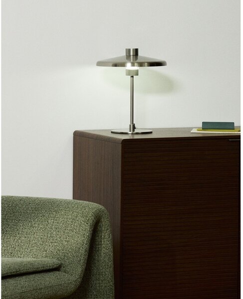 Stolová lampa v striebornej farbe s kovovým tienidlom (výška 32,5 cm) Nuvira – Kave Home