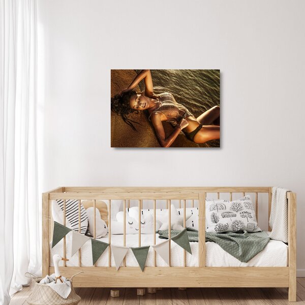 Sklenený obraz ženy ležiacej na pláži (70x50 cm)