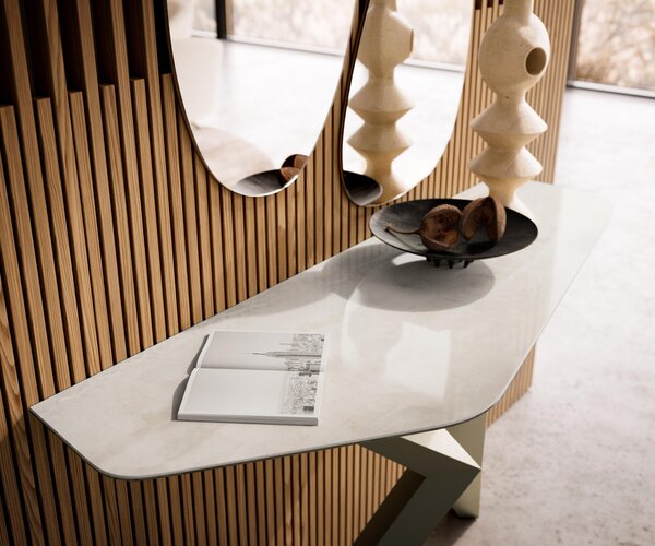 DELIFE Konzolový stolík Edge polygonálny 140×50 cm keramika onyx šampanské Zentharo kov titánová farba