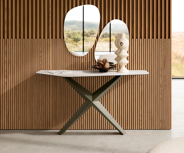 DELIFE Konzolový stolík Edge polygonálny 140×50 cm keramika onyx šampanské Zentharo kov titánová farba