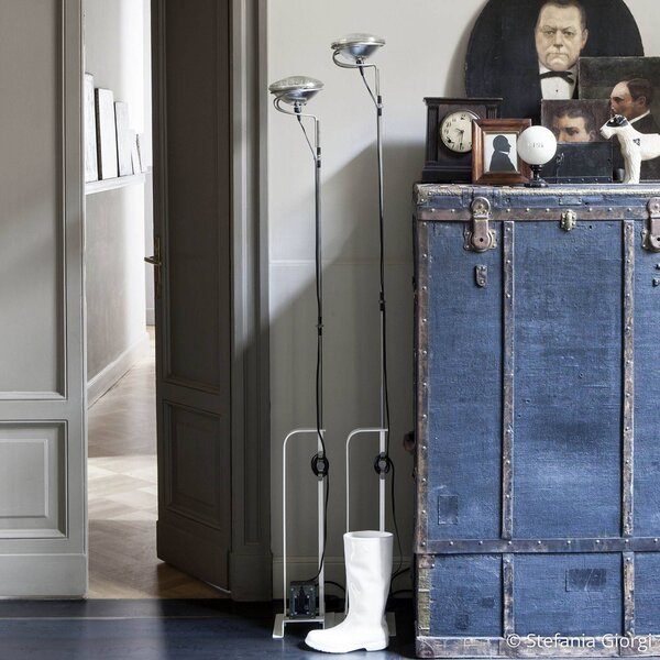 FLOS Toio – stojaca lampa priemyselný dizajn biela
