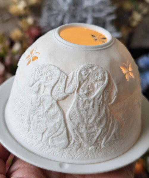 Biely porcelánový svietnik s jazvečíkmi Paollo - Ø 12*8 cm - Clayre & Eef