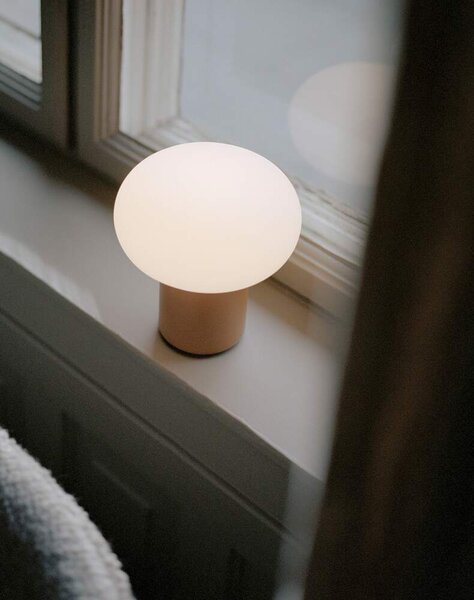 New Works Prenosná stolná lampa Karl-Johan, ochre yellow 22013