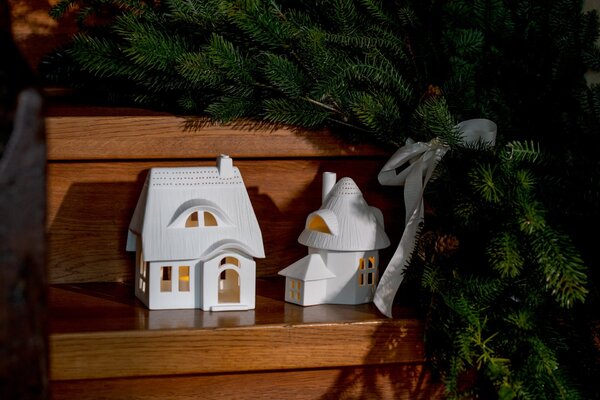 Porcelánový svícen domeček Thatch Large