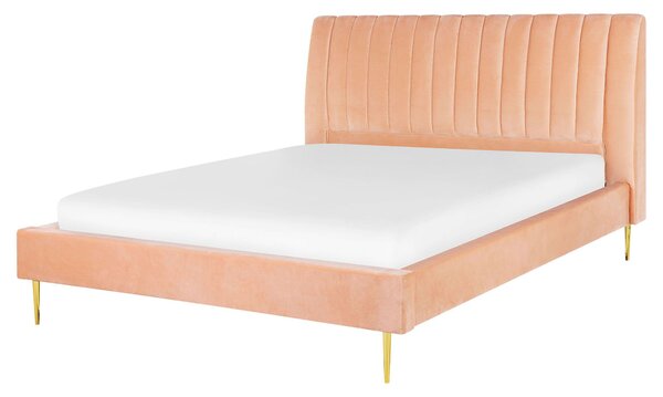 Čalúnená posteľ broskyňová zamatová 160 x 200 cm lamelový rošt vysoké čelo elegantný dizajn spálňa