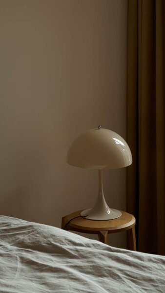 Stolná lampa Panthella 320 Opal Beige