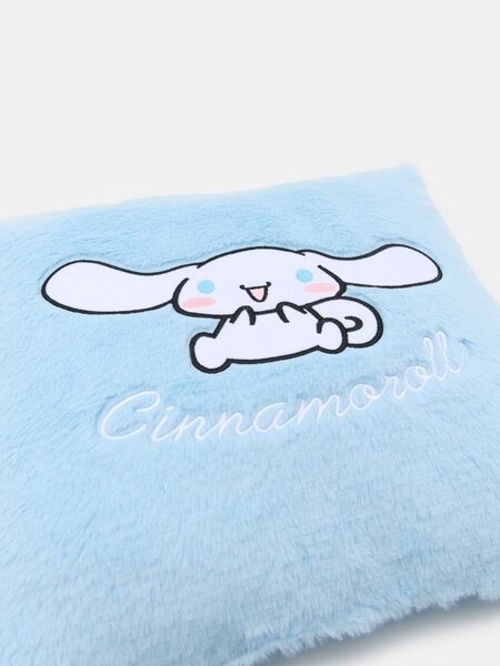 Sinsay - Kožušinový vankúš Cinnamoroll - svetlomodrá