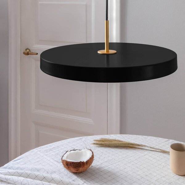 UMAGE Asteria medium závesná lampa mosadz čierna, Čierna, Obývacia izba / jedáleň, Hliník, Dizajn, Závesné svietidlo