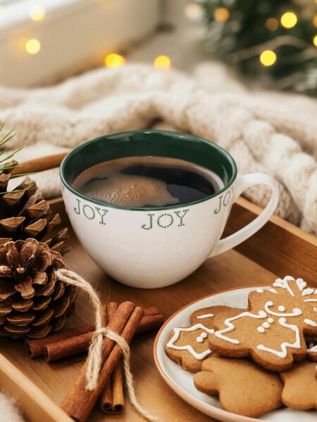 Sinsay - Keramický vianočný hrnček s nápisom „Joy“ - zelená