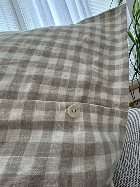 Tom Linen Obliečka na vankúš v prírodnej kockovanej farbe s gombíkmi Velikost: 40x40cm