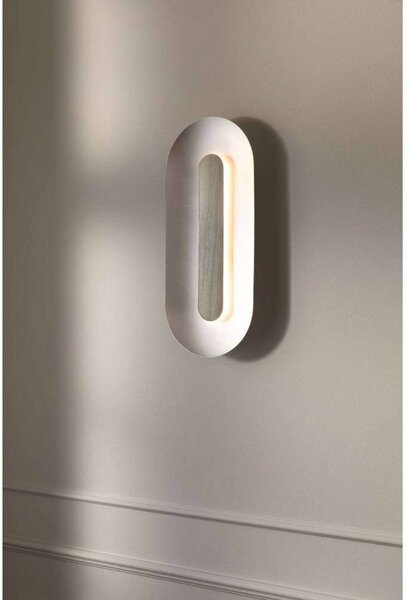 Nuura Aps LED nástenné svetlo Sasi, výška 65 cm, strieborná, kovová, Chrómová / strieborná, Obývacia izba / jedáleň, kov, Škandinávsky