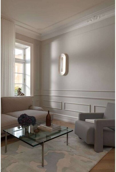 Nuura Aps LED nástenné svetlo Sasi, výška 65 cm, strieborná, kovová, Chrómová / strieborná, Obývacia izba / jedáleň, kov, Škandinávsky
