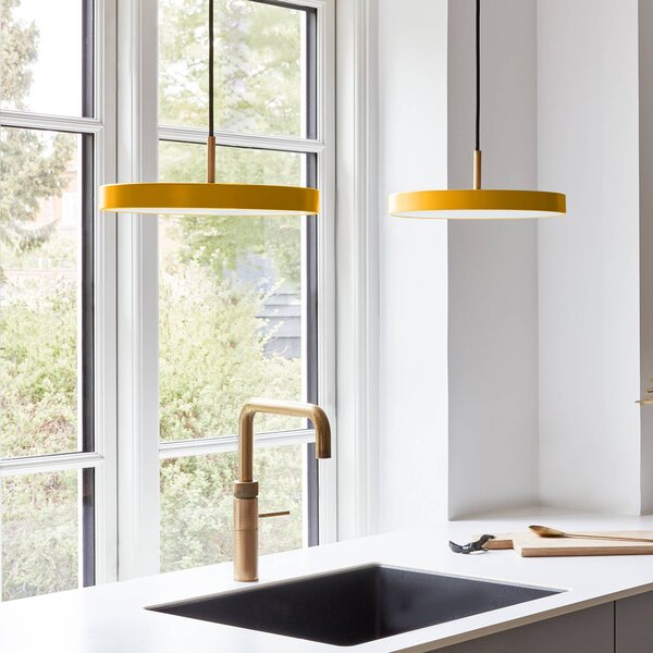 LED závesné svietidlo UMAGE Asteria Mini, šafránovožltá/mosadz, Ø 31 cm, Žltá / oranžová, Obývacia izba / jedáleň, Hliník, Dizajn, Závesné svietidlo