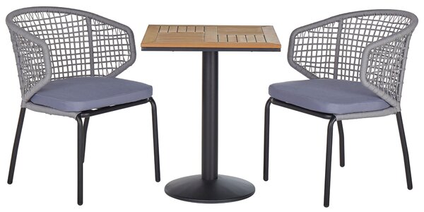 Bistro set čierne a sivé hliníkové vankúše zo syntetického dreva sivý polyesterový stôl s 2 prútenými stoličkami vonkajšia terasa balkón záhradný nábytok