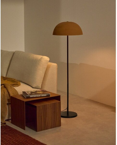 Stojacia lampa v terakotovej farbe s kovovým tienidlom (výška 140 cm) Nibla – Kave Home