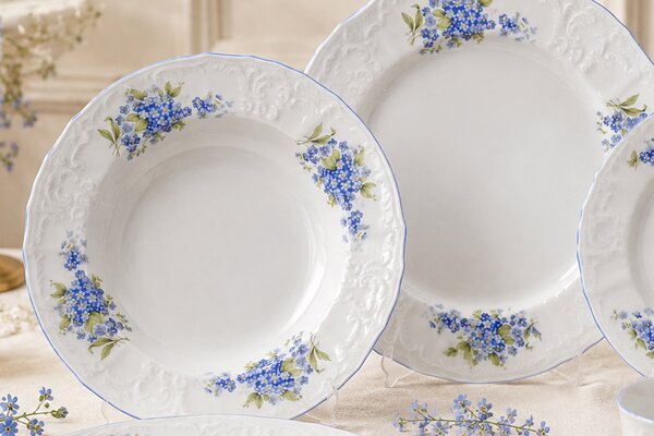 Bernadotte nezábudka – 18-dielna tanierová súprava z karlovarského porcelánu (Porcelánová súprava pre 6 osôb s reliéfnym vzorom a motívom nezábudiek)