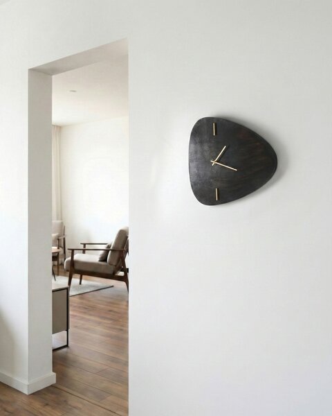 Nástenné hodiny tmavohnedé MDF 56 x 47 cm nepravidelný tvar so zlatými prvkami moderný štýl dekorácie doplnky