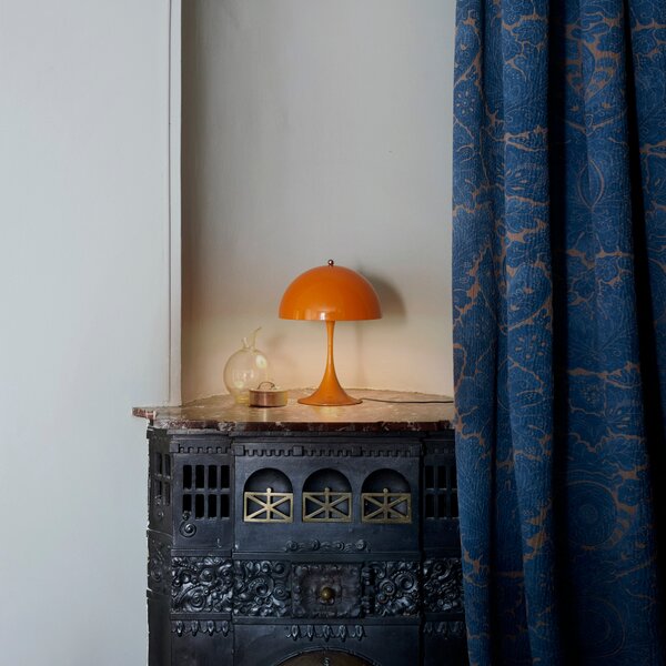 LOUIS POULSEN Stolová lampa Panthella 250, Pale rose opal acryl