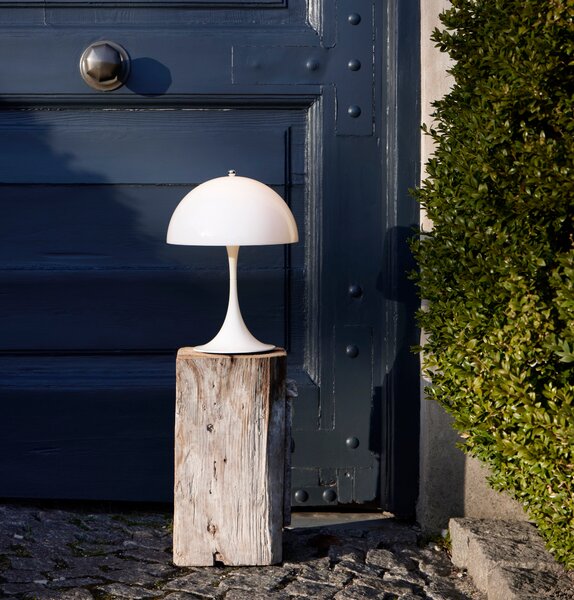 Prenosná lampa Panthella 250, Opal beige – Louis Poulsen