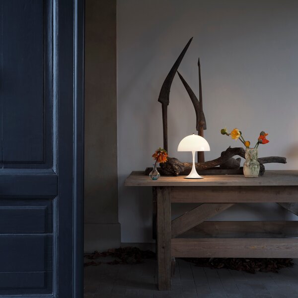 Prenosná lampa Panthella 250, Opal beige – Louis Poulsen