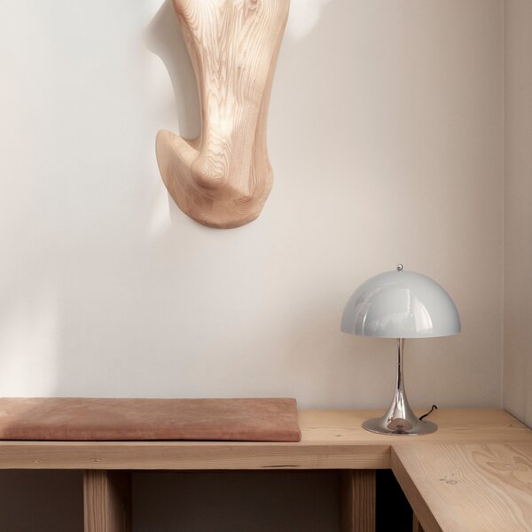 Stolná lampa Panthella 320, Opal beige – Louis Poulsen