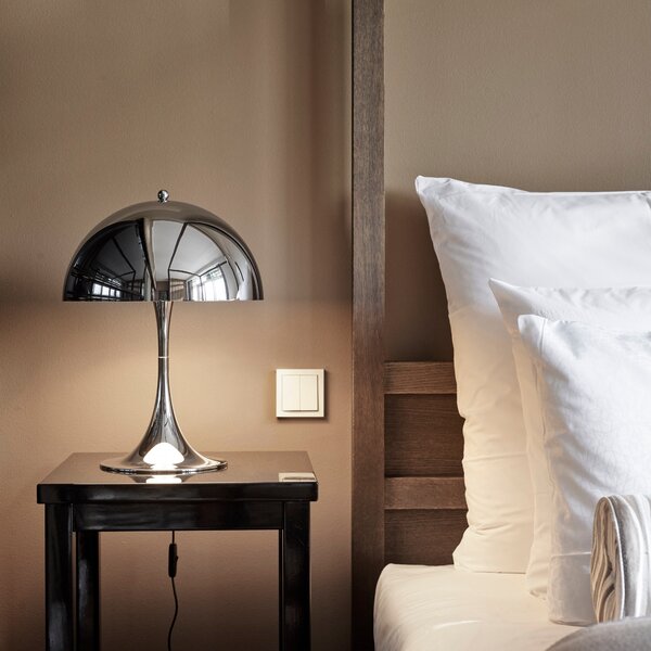 Stolná lampa Panthella 320, Opal beige – Louis Poulsen
