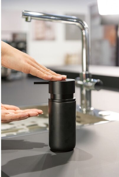 Čierny keramický dávkovač mydla Wenko Black Outdoor Kitchen Silo