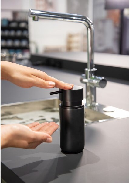 Čierny keramický dávkovač mydla Wenko Black Outdoor Kitchen Silo