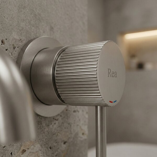 Podomietková vaňová batéria Rea Lungo Stripe Brush Nickel