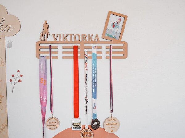 ČistéDrevo Drevený vešiak na medaily s rámikom na fotku
