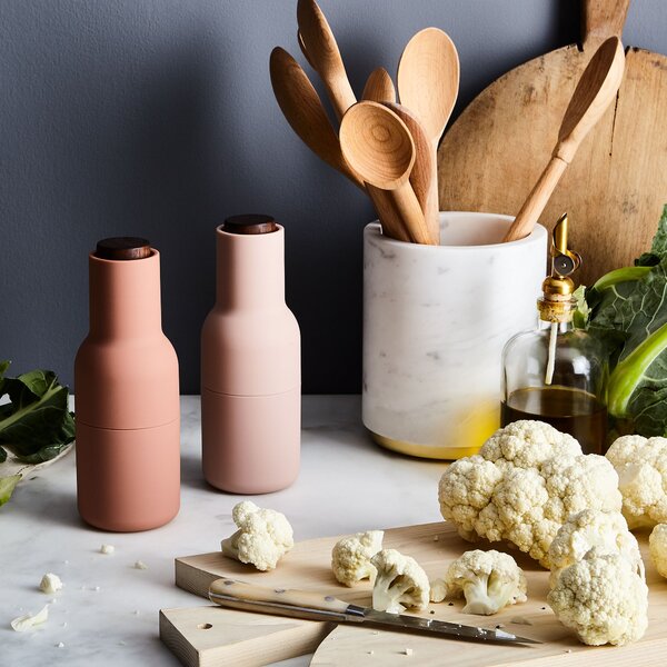 Mlynčeky na soľ a korenie Bottle, Nudes, Walnut Lid, set 2ks – Audo Copenhagen