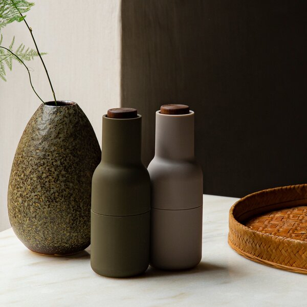 Mlynčeky na soľ a korenie Bottle, Hunting Green / Beige, Walnut, 2ks – Audo Copenhagen