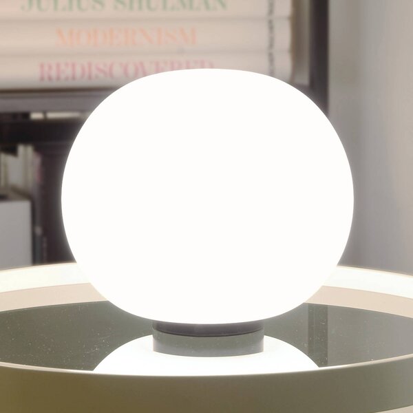Casablanca Stolová lampa Acai, biela/čierna, sklo, Ø 26 cm, E27, Biela / opálová, Obývacia izba / jedáleň, Sklo, Stojacie svietidlo