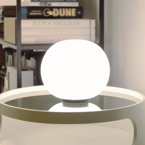 Casablanca Stolová lampa Acai, biela/čierna, sklo, Ø 26 cm, E27, Biela / opálová, Obývacia izba / jedáleň, Sklo, Stojacie svietidlo