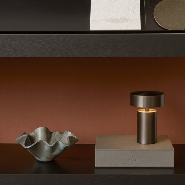 Stolová lampa Column Portable, Bronze – Audo Copenhagen