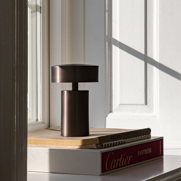 Stolová lampa Column Portable, Bronze – Audo Copenhagen