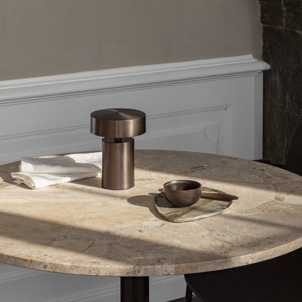 Stolová lampa Column Portable, Bronze – Audo Copenhagen