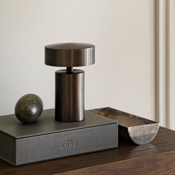 Stolová lampa Column Portable, Bronze – Audo Copenhagen