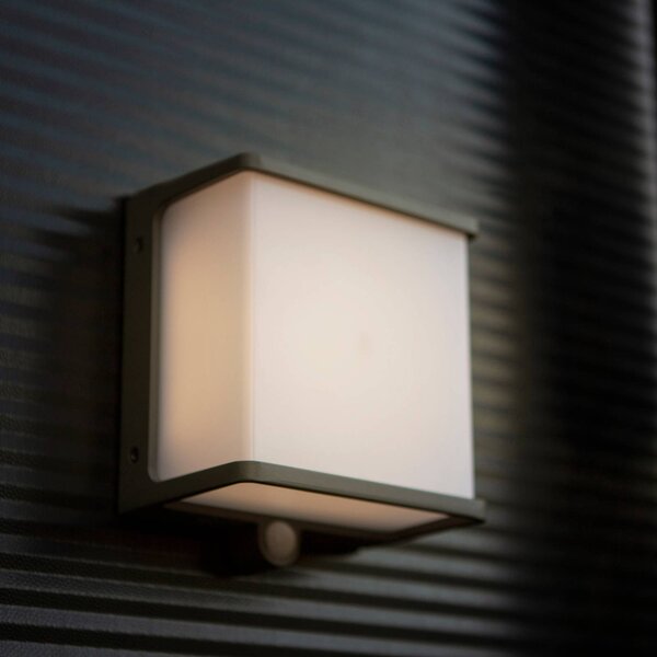 LED solárne nástenné svietidlo Doblo so senzorom, šírka 15 cm