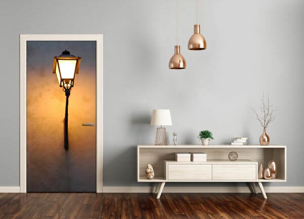 Fototapeta samolepiace dvere stará ulička lampa 85x205 cm