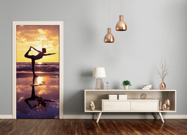 Fototapeta na dvere ľudia joga na pláži 75x205 cm