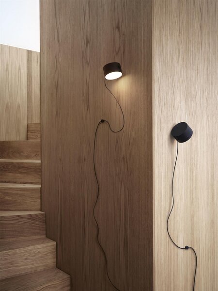 Muuto Nástenná lampa Post, black POSWAL01