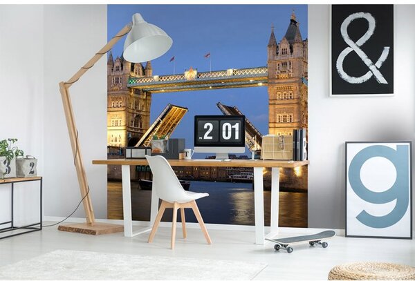 DIMEX | Vliesová fototapeta na stenu Tower Bridge v noci MS-3-0021 | 225 x 250 cm | modrá, béžová, žltá, hnedá