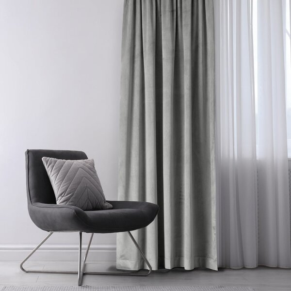 Svetlosivý zamatový dimout záves 140x245 cm Eyelets – Restilo