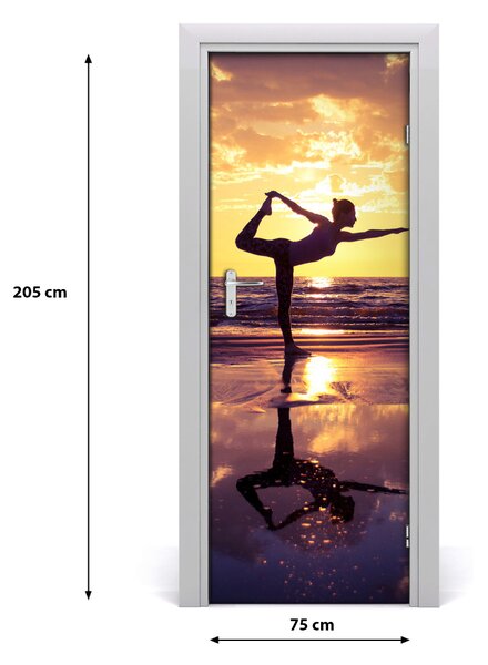 Fototapeta na dvere ľudia joga na pláži 75x205 cm