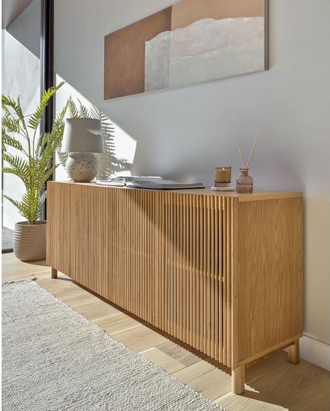 Nízka komoda v dekore duba v prírodnej farbe 180x72 cm Beyla – Kave Home