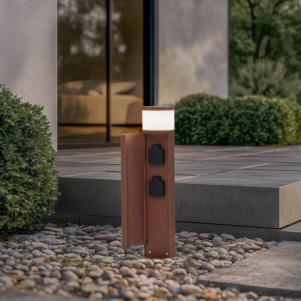 Lucande Stojaca lampa Corban, hrdza, dvere, zásuvky, G9, IP44, Hnedá / hrdzavá, Hliník, Moderný, Vonkajčie stĺpové osvetlenie