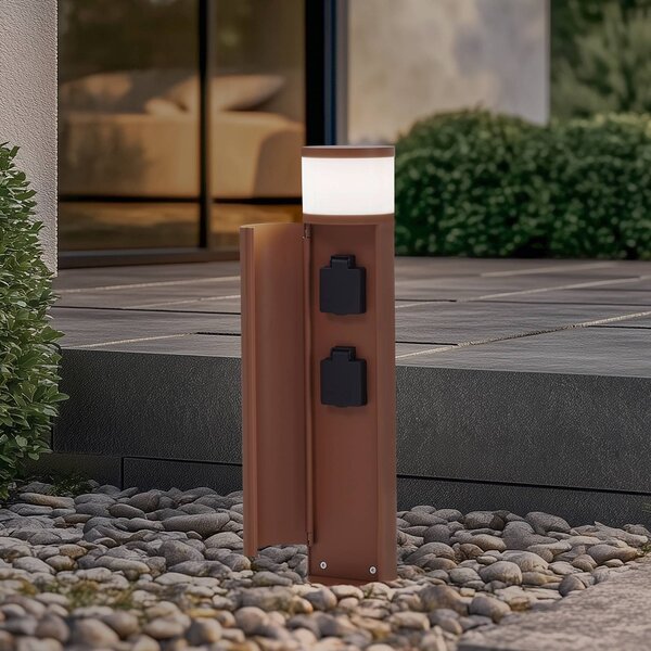 Lucande Stojaca lampa Corban, hrdza, dvere, zásuvky, G9, IP44, Hnedá / hrdzavá, Hliník, Moderný, Vonkajčie stĺpové osvetlenie