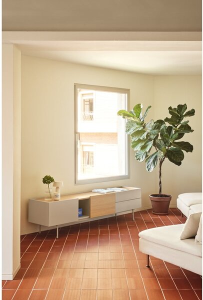 TV stolík v dekore duba v béžovo-prírodnej farbe 180x45 cm Otto – Teulat