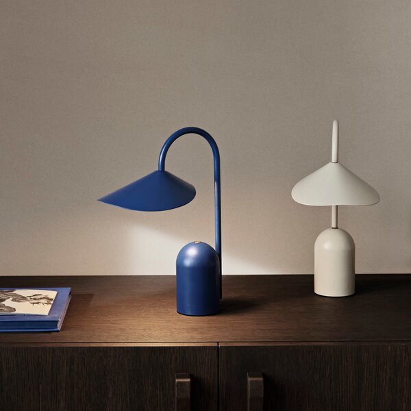 Prenosná lampa Arum, Bright Blue – Ferm Living